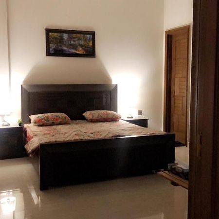 Fully Serviced Holiday Home Near Lyallpur Galleria Faisalabad Esterno foto