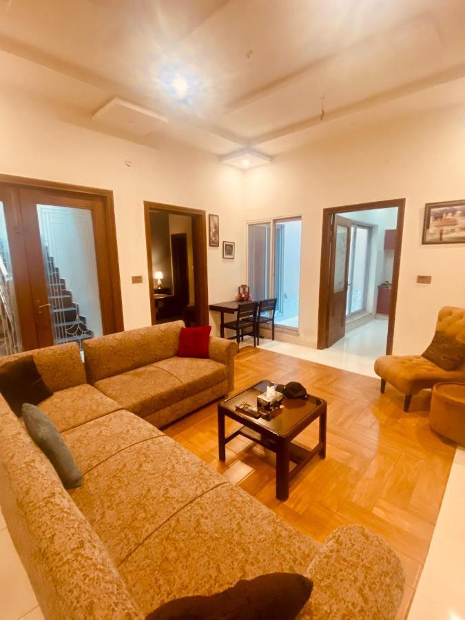 Fully Serviced Holiday Home Near Lyallpur Galleria Faisalabad Esterno foto