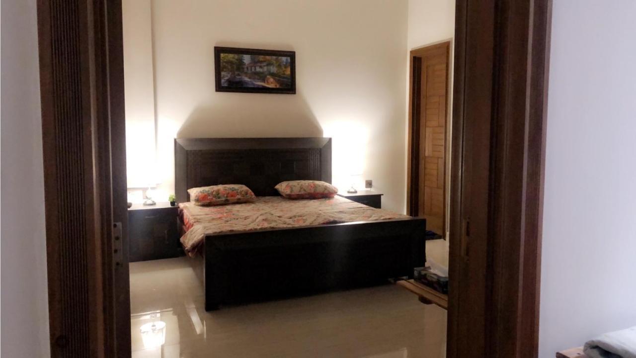 Fully Serviced Holiday Home Near Lyallpur Galleria Faisalabad Esterno foto