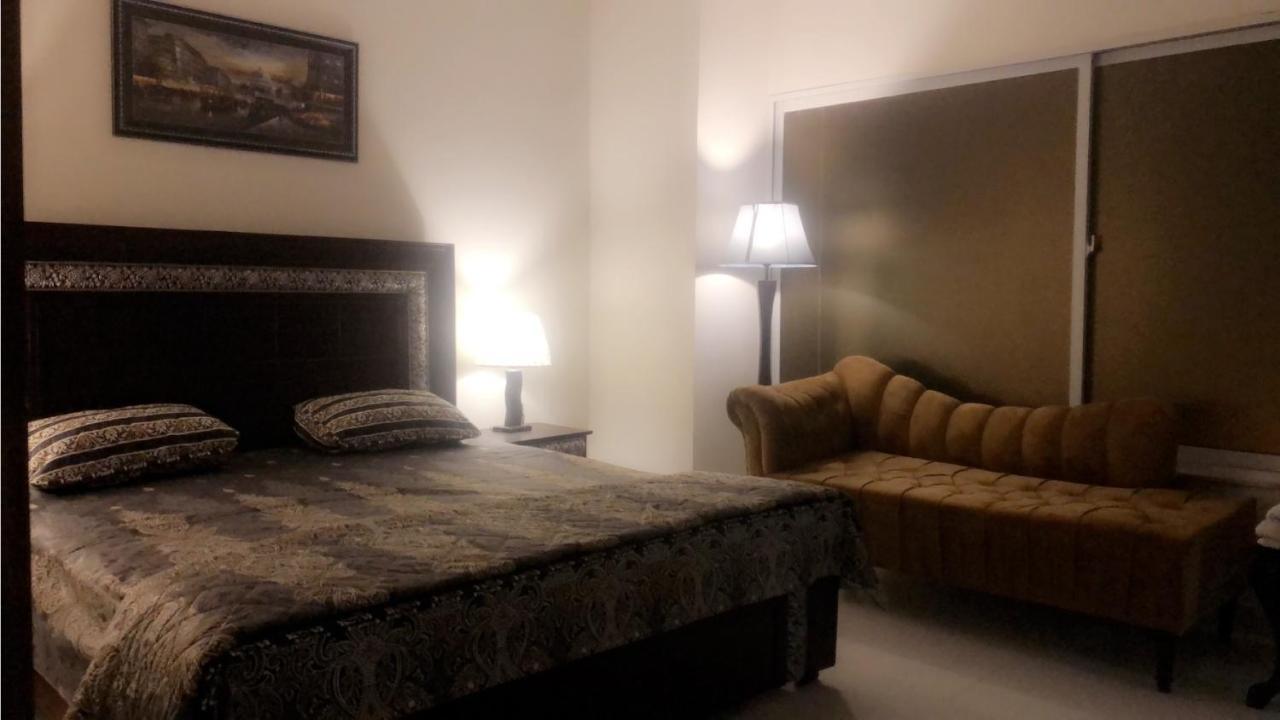 Fully Serviced Holiday Home Near Lyallpur Galleria Faisalabad Esterno foto